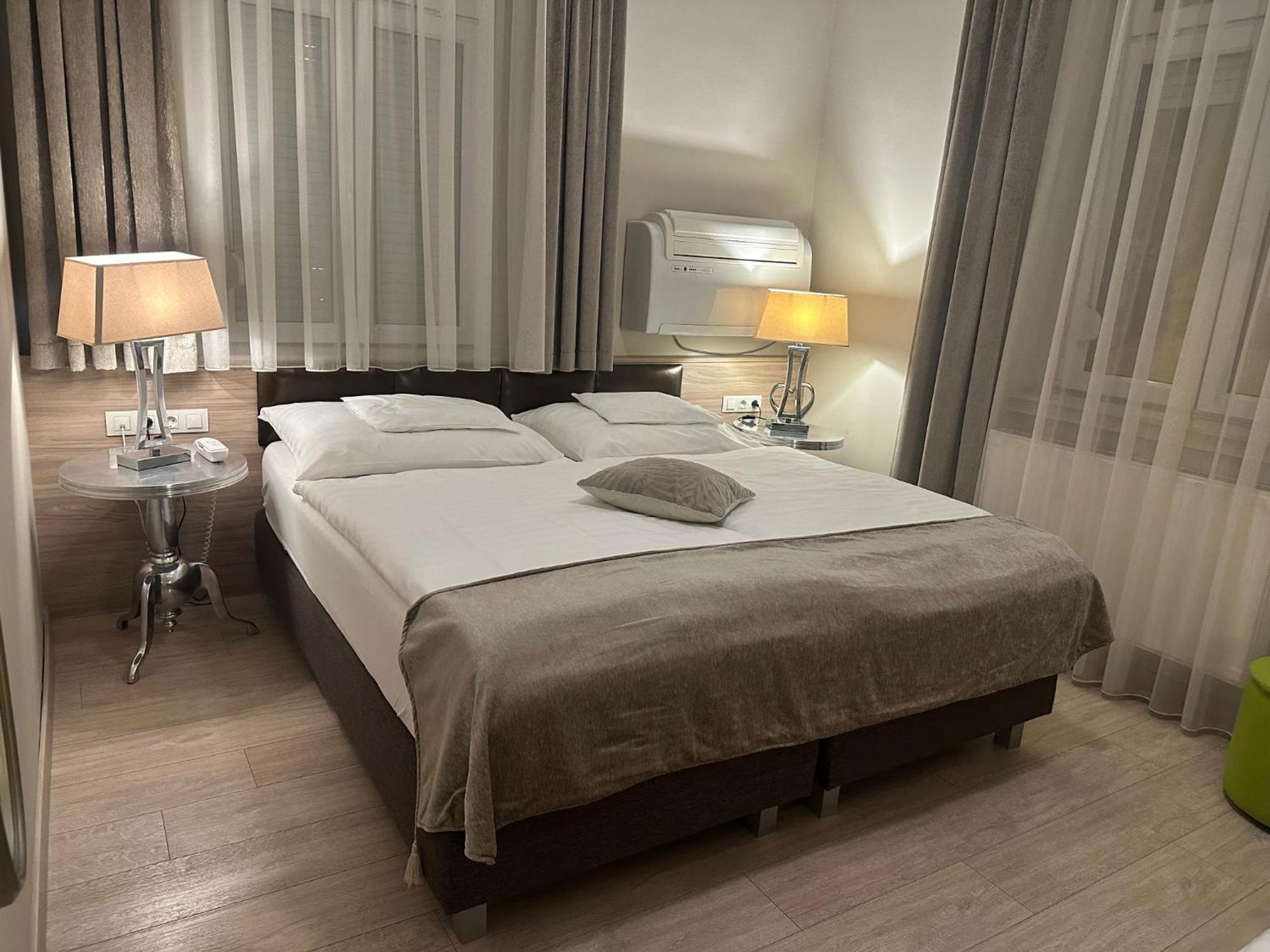 Bed and Breakfast Hunyadi à Győr Extérieur photo